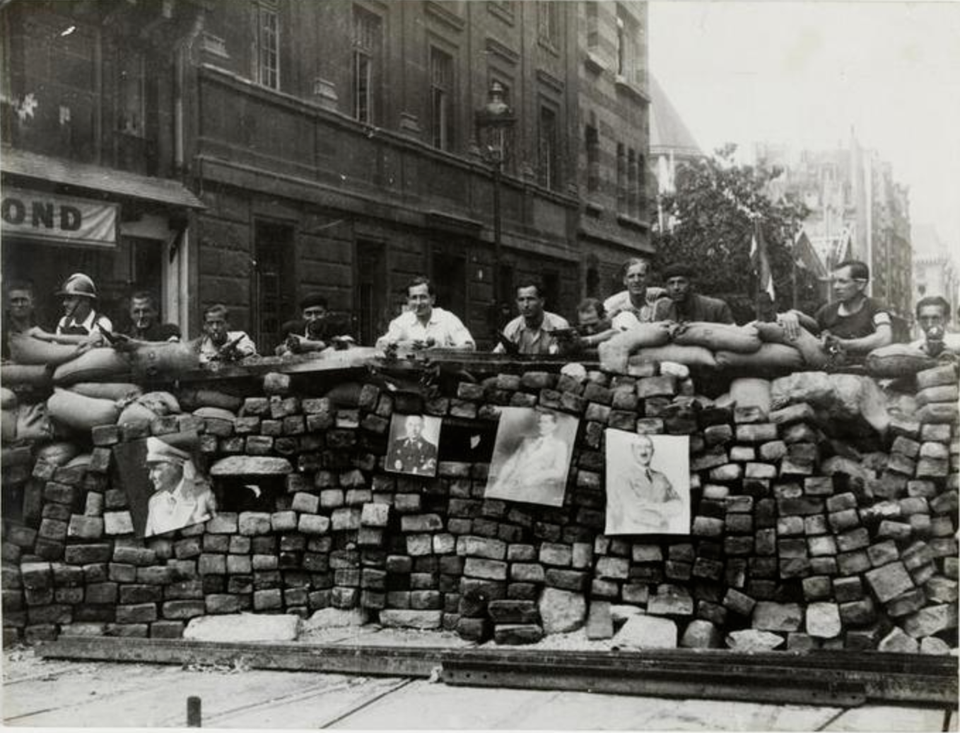 Barricade de pavés tenue par des insurgés, août 1944