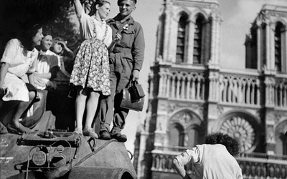 Parisiens sur un char devant Notre-Dame à la Libération
